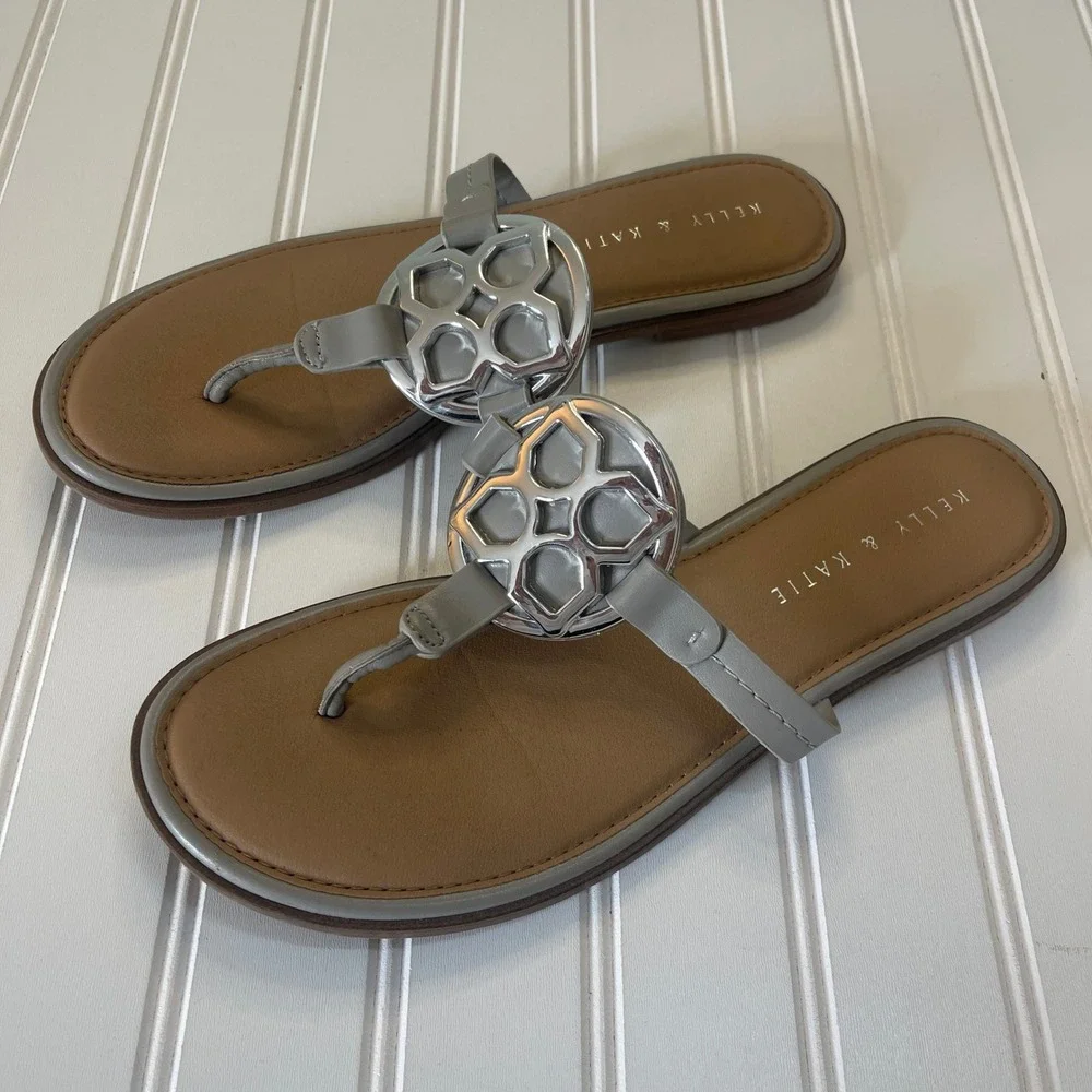 Kelly & Katie Dahlin Grey Medallion Thong Sandals Silver Accent Womens 8.5M